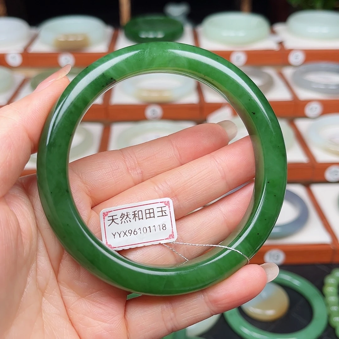 一***念未镶嵌手镯和田玉