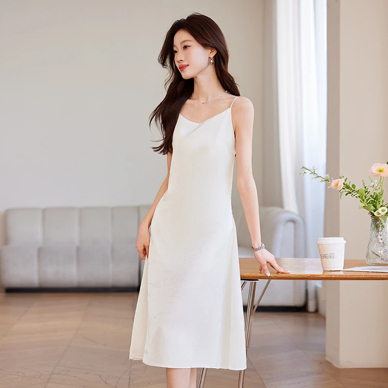杏色醋酸缎面吊带连衣裙女高级感2025新款夏季小个子内搭气质裙子