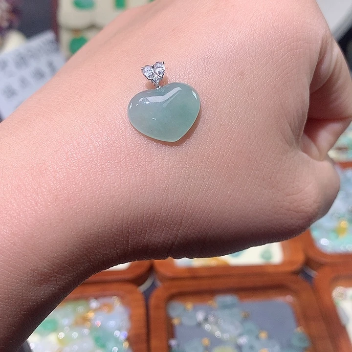 颈饰18K金镶嵌翡翠