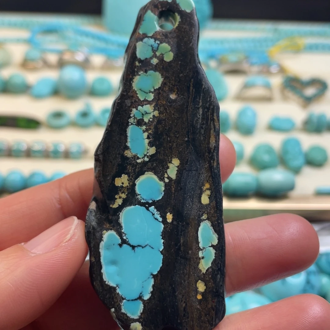 绿松石未镶嵌颈饰