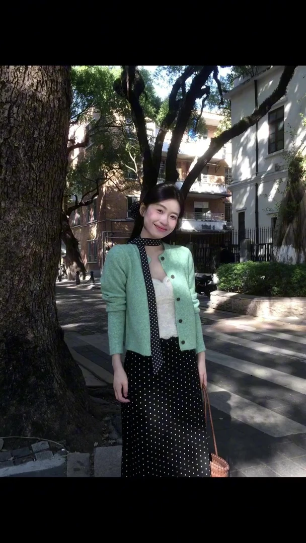 【浮光】极简慵懒INS通勤绿色针织开衫减龄白色吊带波点半身裙套装