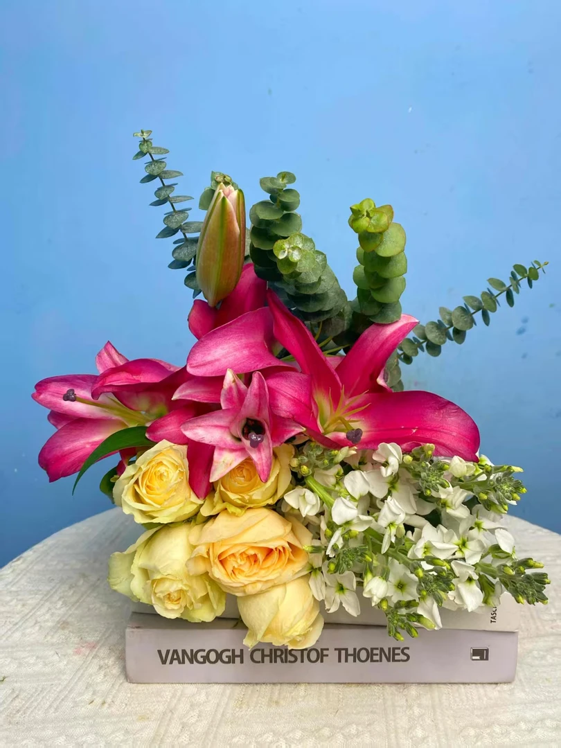 香槟玫瑰5支+粉红色百合5朵2支+白色单瓣香香紫罗兰一把+配草