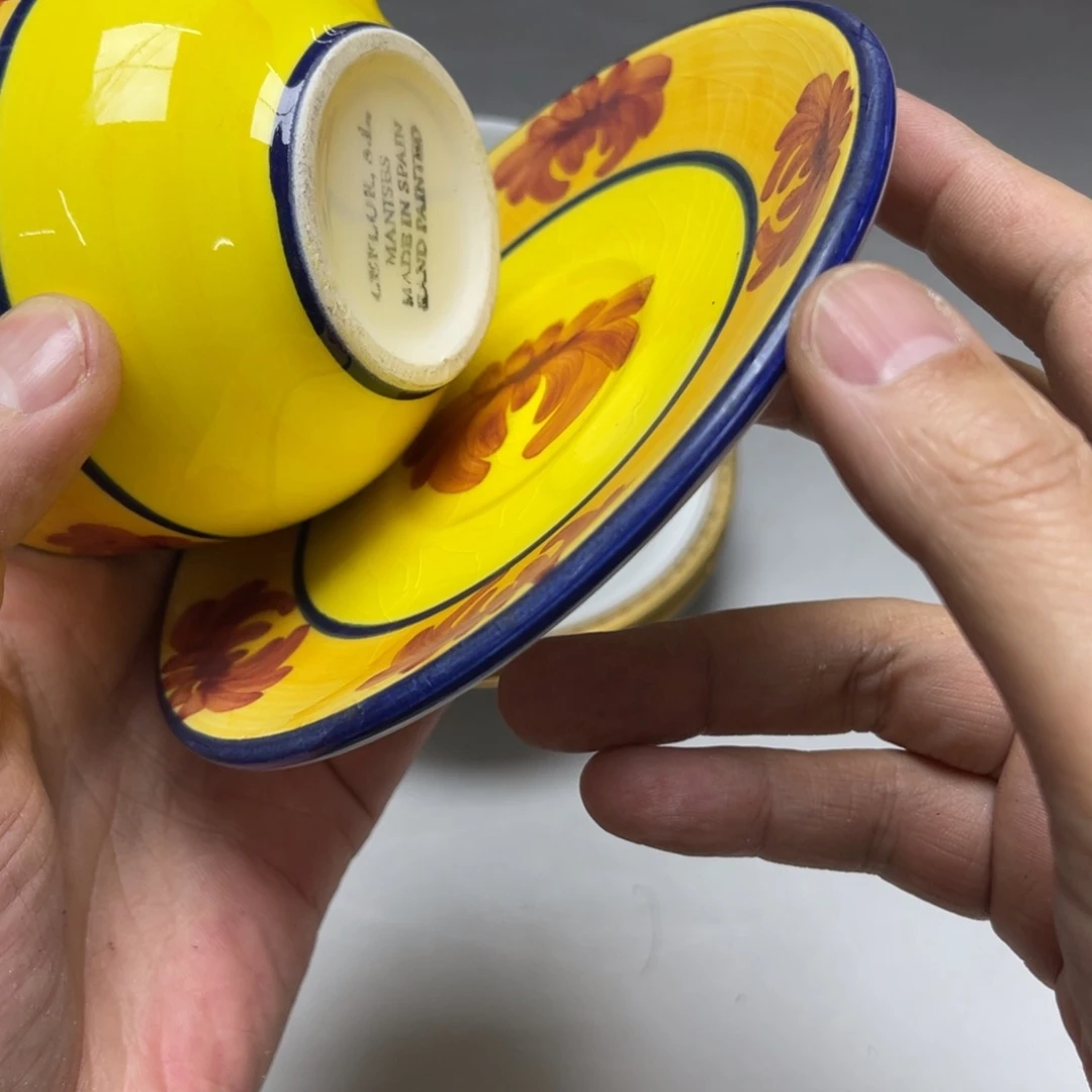瓷片郫****莓密密麻麻地排列着一个