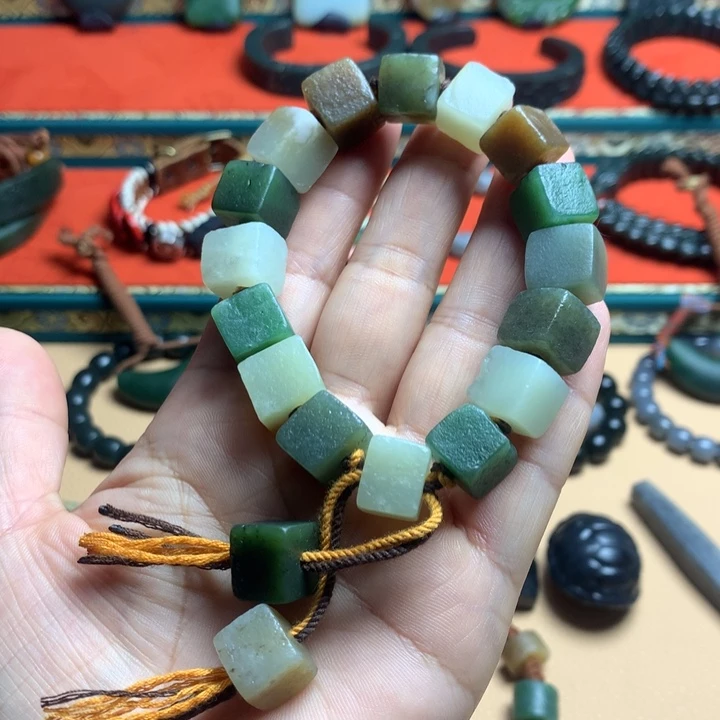 米***生和田玉未镶嵌颈饰