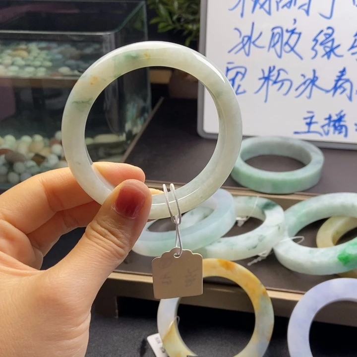 翡翠手镯未镶嵌玩****室翡翠