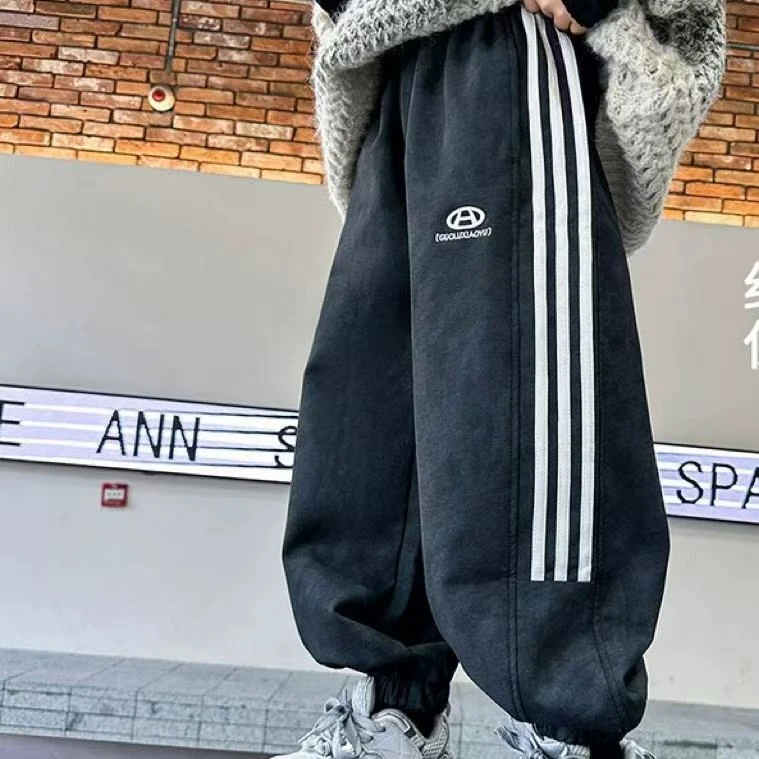 样衣【37708】拉条字母长裤