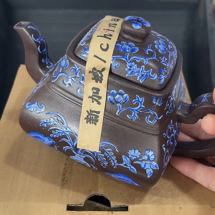 茶壶紫泥原矿泥料手工制作的一把。紫砂壶