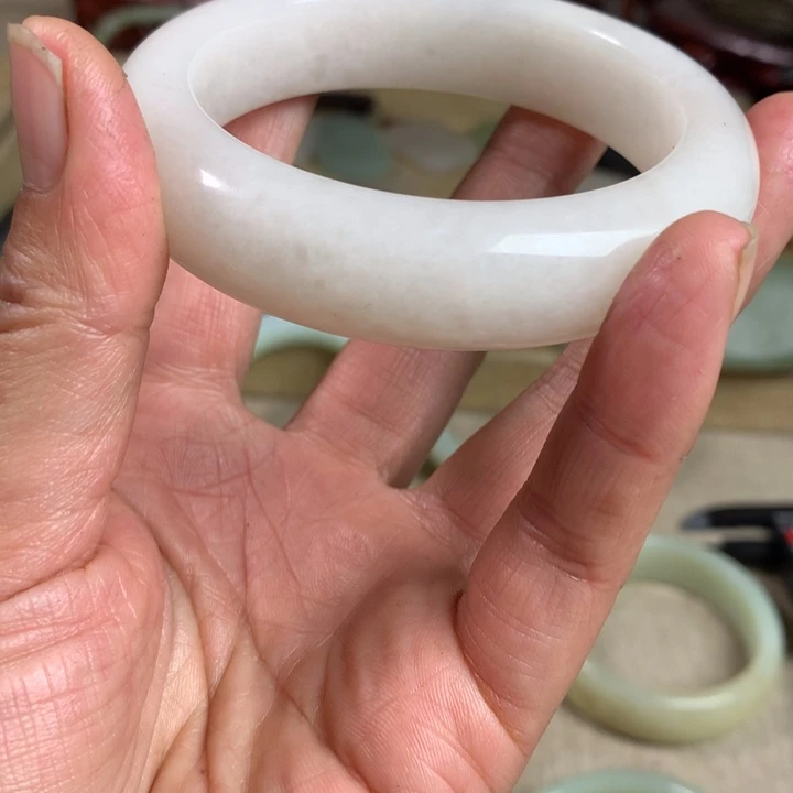 戈****和田玉（糖玉）未镶嵌手镯