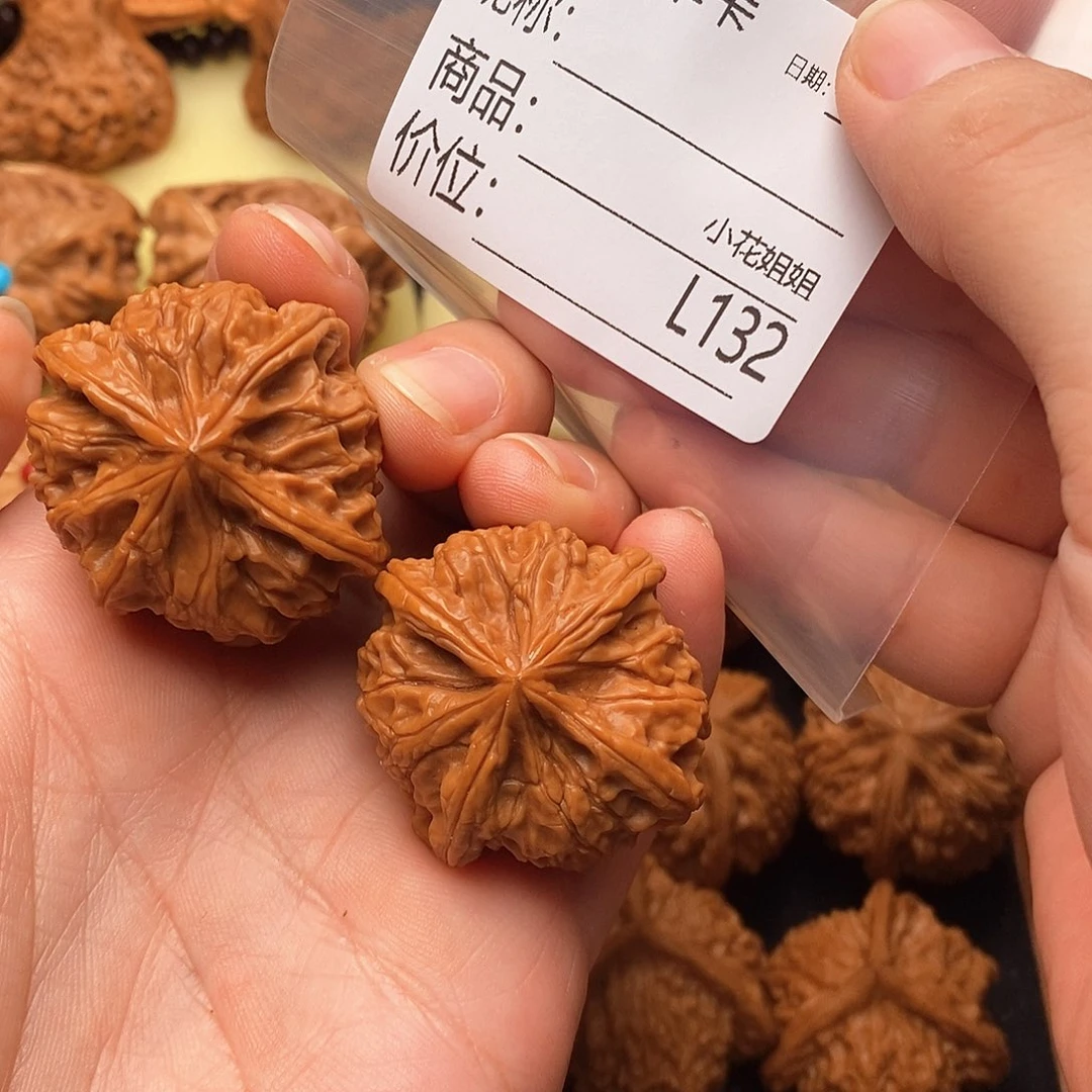 狮***王桃核把件37四棱文玩
