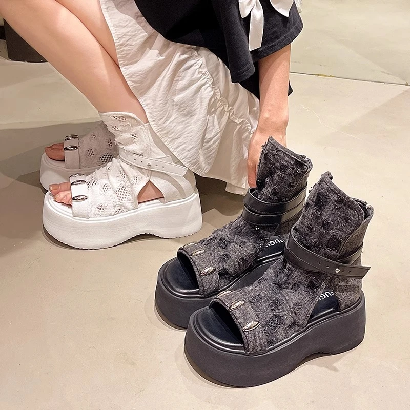 6cm厚底牛仔布凉靴女2025夏季新款小个子松糕露趾凉鞋铆钉马丁靴