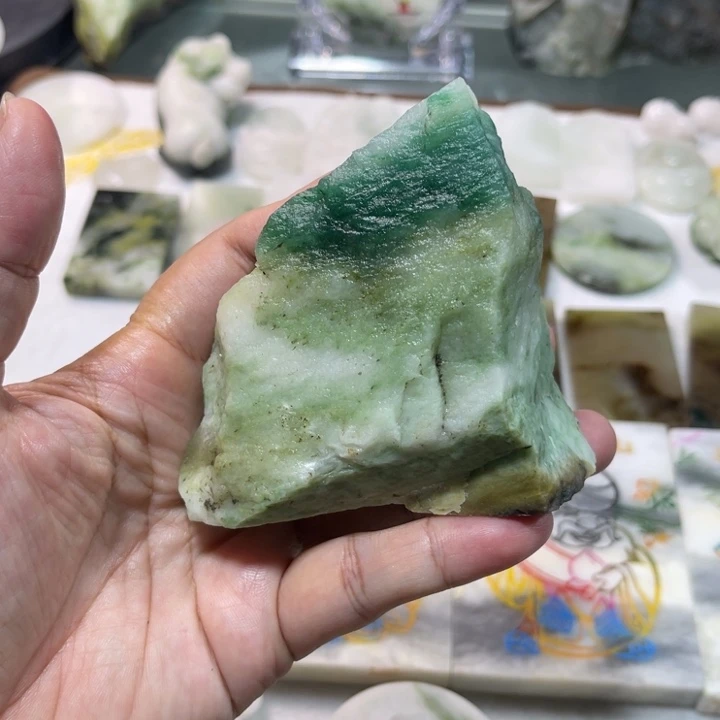 未镶嵌独山玉颈饰原石
