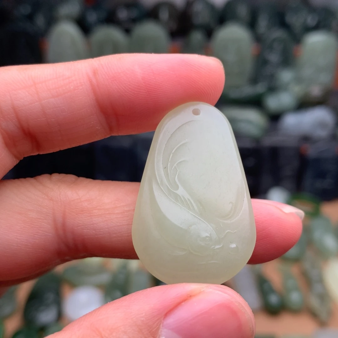 和田玉未镶嵌颈饰挂件01（有包容）