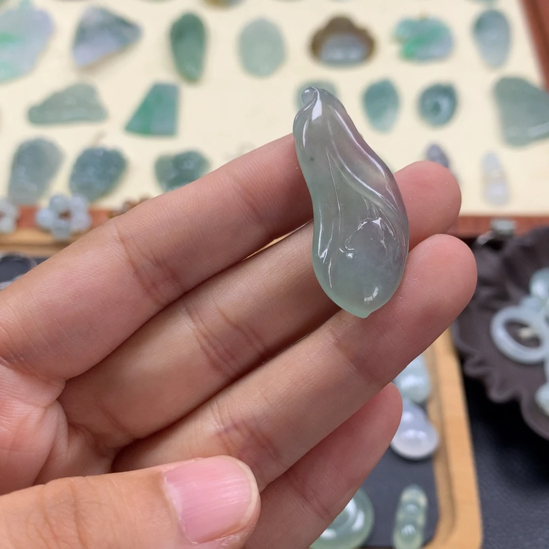 翡翠未镶嵌颈饰玉兰花