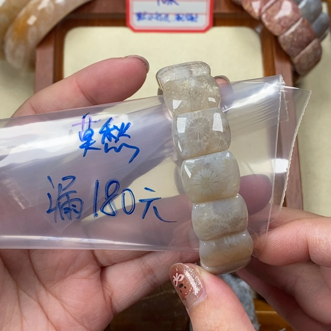 君***愁未镶嵌颈饰硅化玉