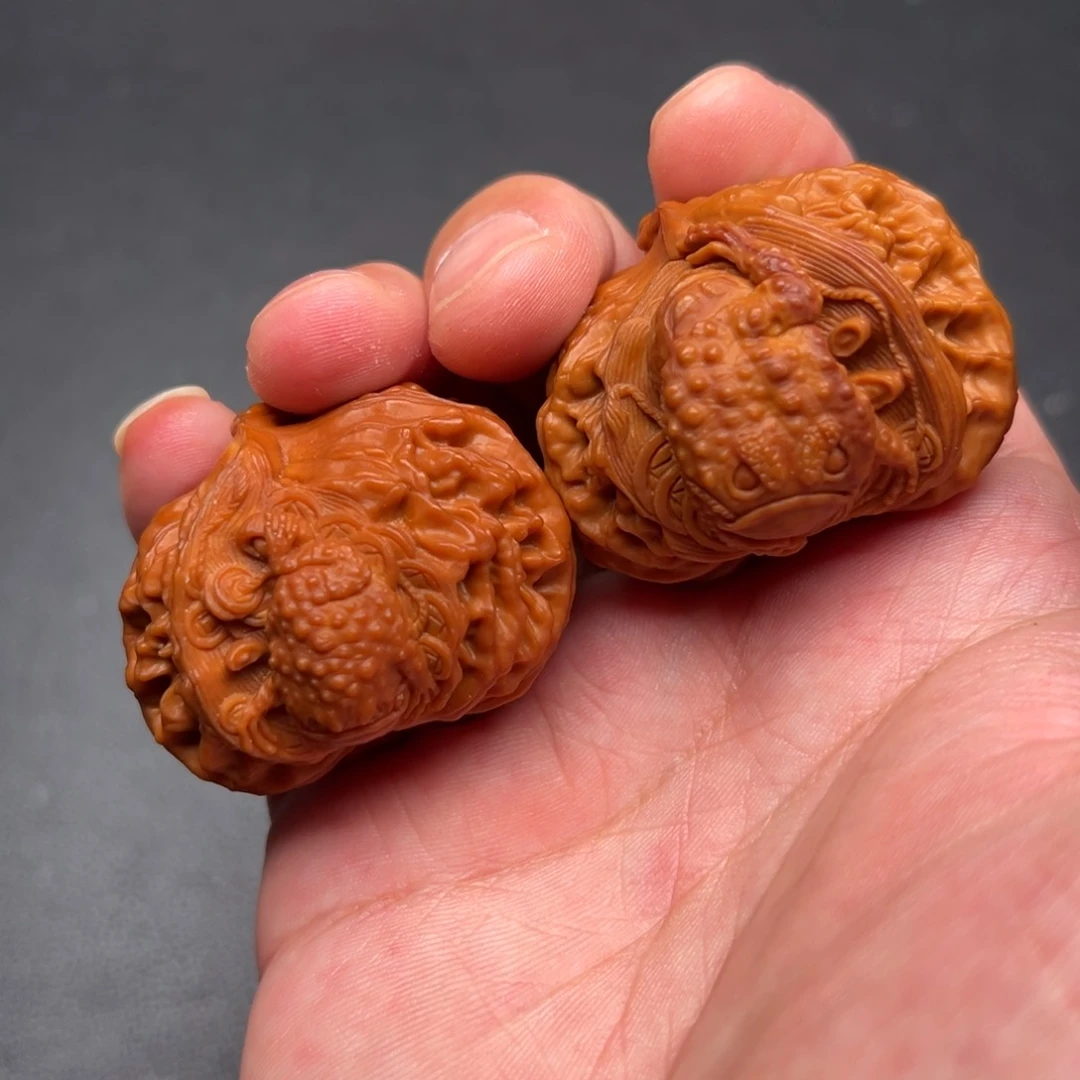 文玩核桃把件白狮子异型雕刻