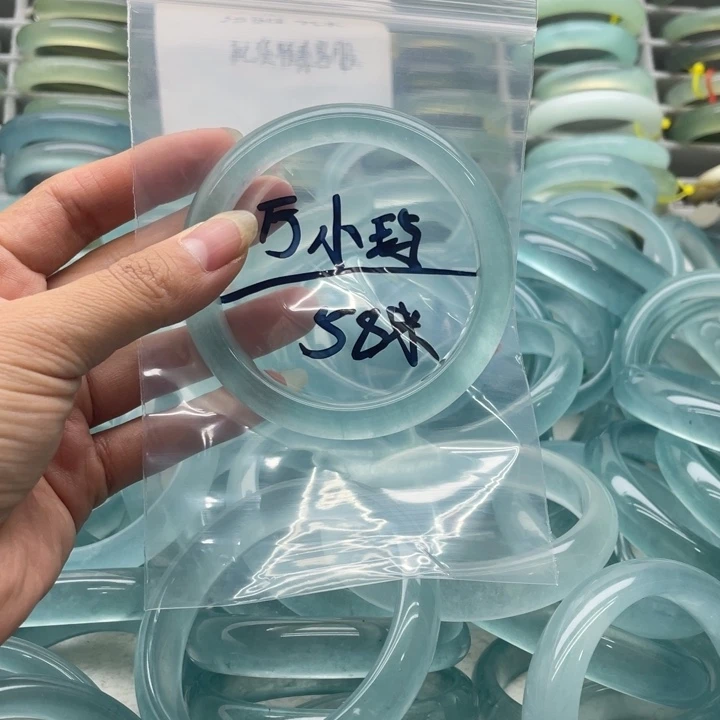 万***玙未镶嵌手镯石英质玉