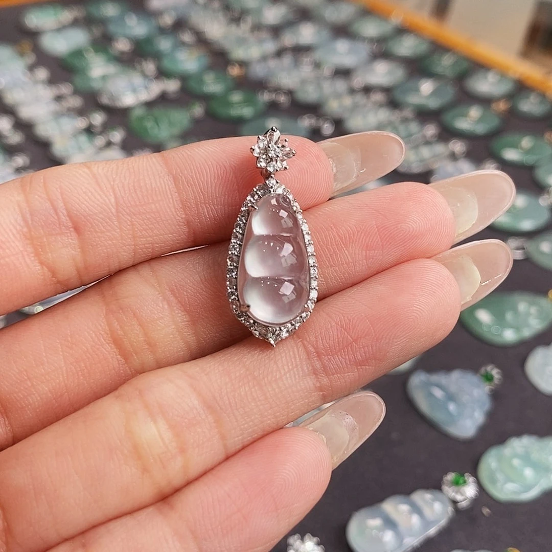 翡翠18K金镶嵌颈饰天然缅甸A货翡翠福豆