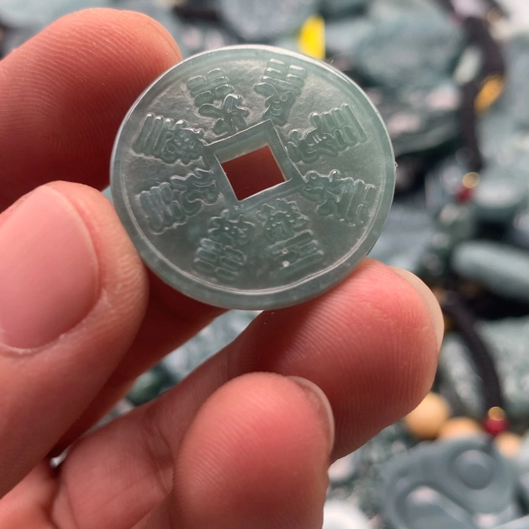 翡翠未镶嵌颈饰山鬼