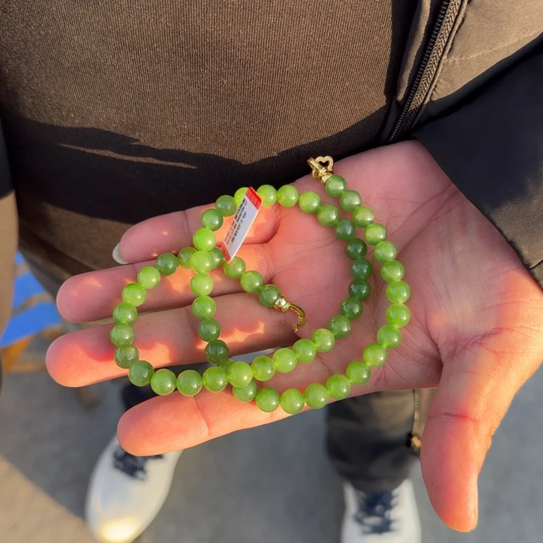 和田玉未镶嵌颈饰俄碧纯净版鲜绿卡8