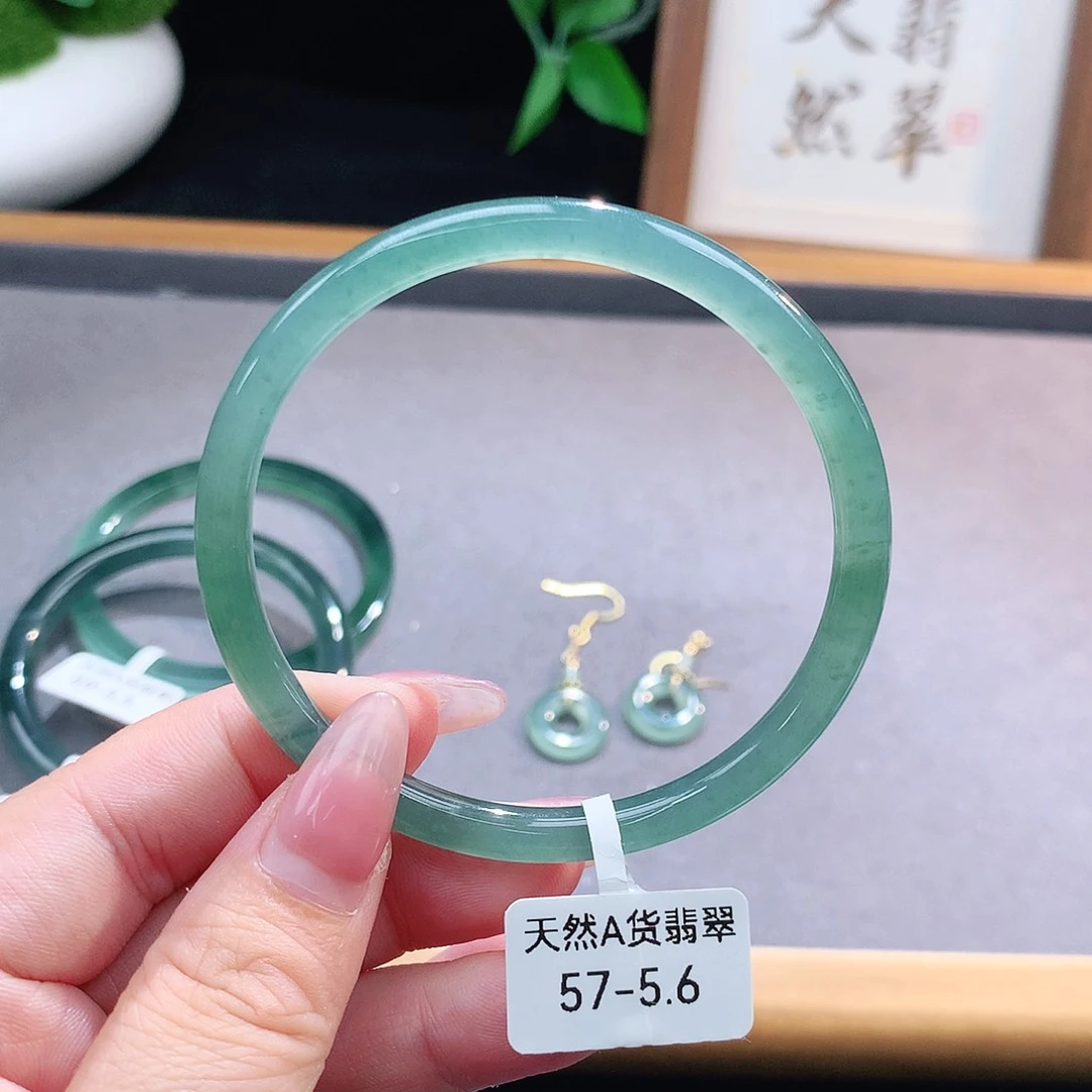 未镶嵌手镯（圆镯）翡翠