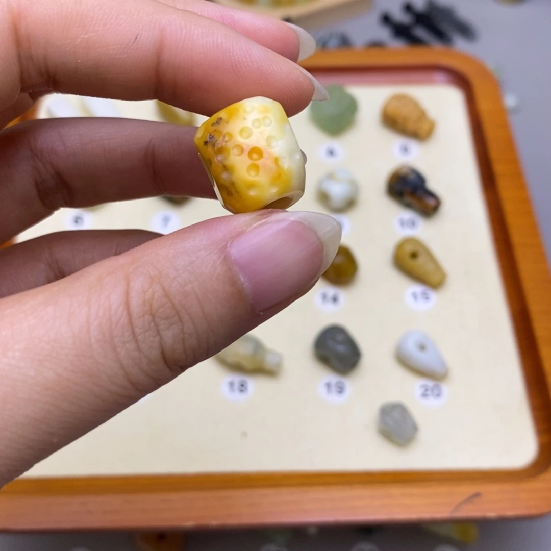 纠***就未镶嵌蛇纹石玉配饰