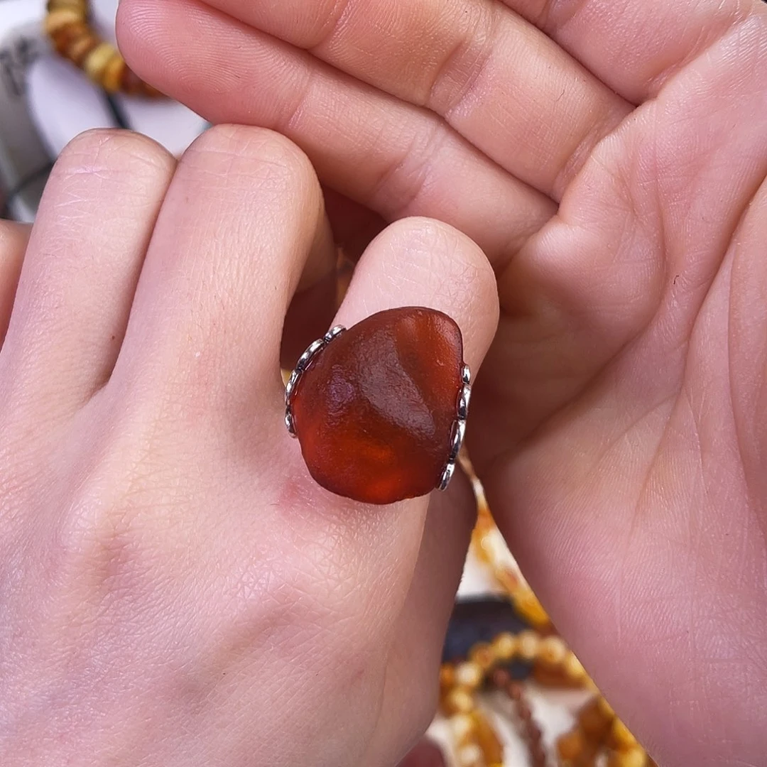 琥珀珠宝奇石未镶嵌。