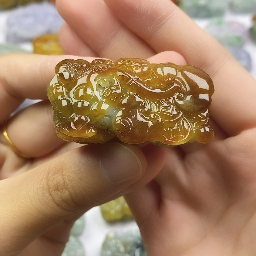 翡翠未镶嵌颈饰貔貅