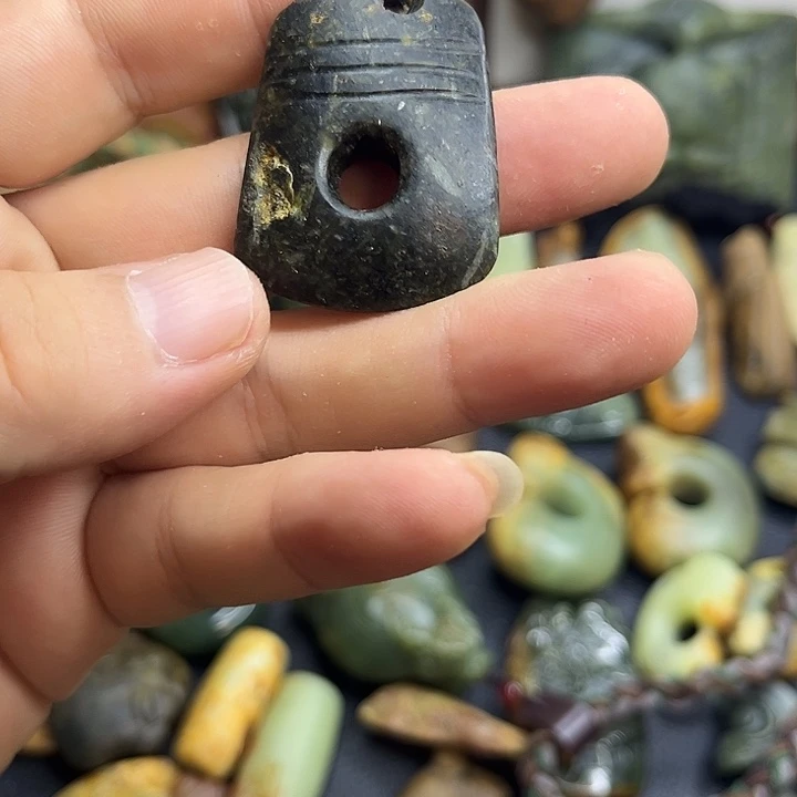 道***旧未镶嵌岫岩河磨玉（透闪石质玉）挂件