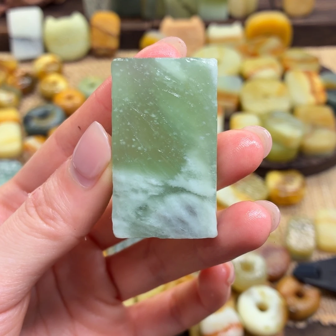 西***斯蛇纹石玉未镶嵌颈饰