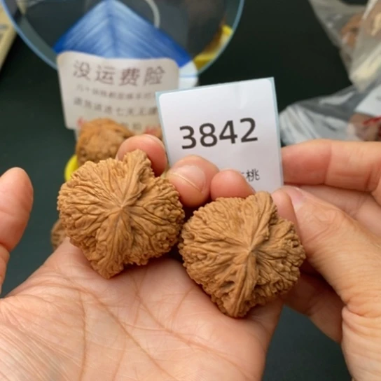 文玩核桃把件40.5凹底南疆石3842