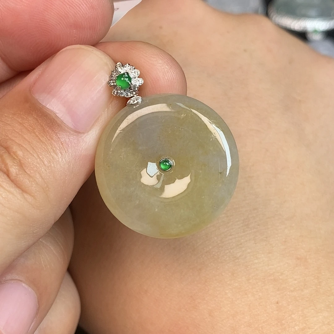 翡翠18K金镶嵌颈饰平安扣