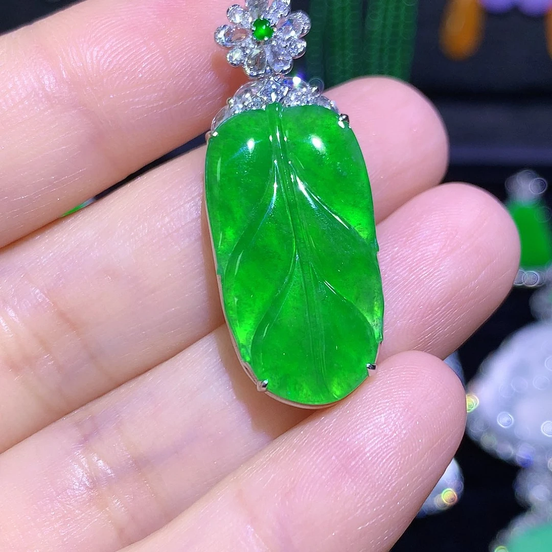 翡翠18K金镶嵌颈饰高冰满绿起荧光金枝玉叶