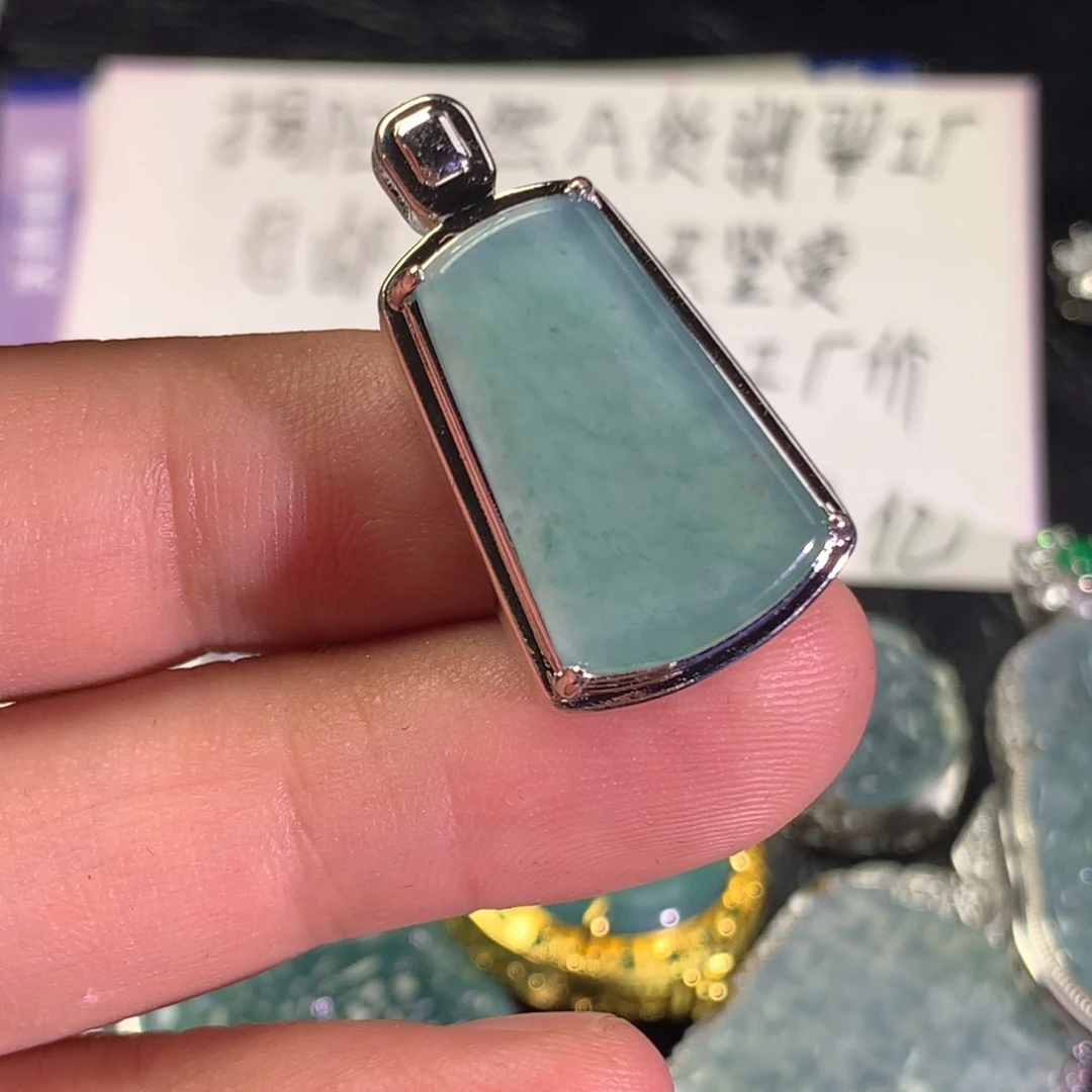 翡翠未镶嵌颈饰无事牌