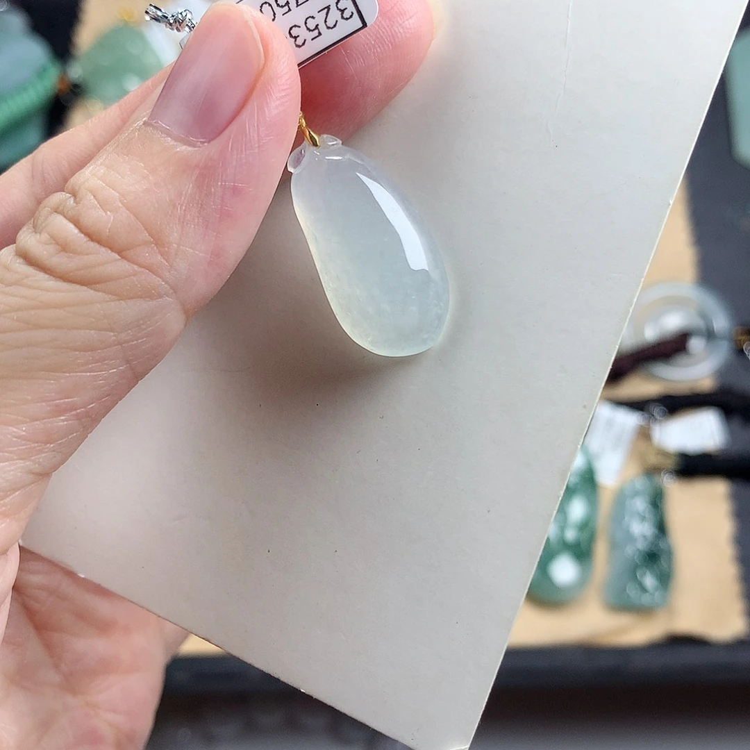颈饰18K金镶嵌翡翠福瓜