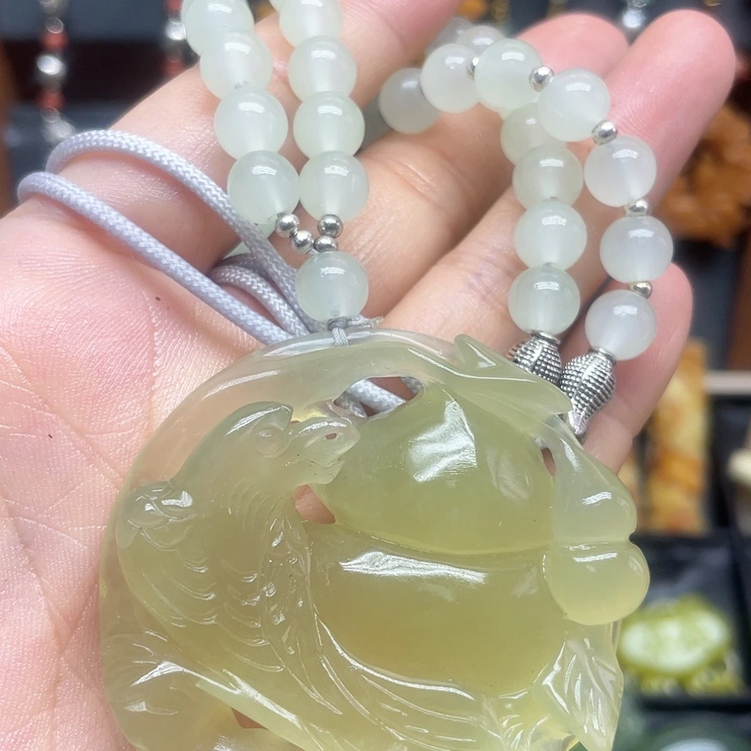 晓***悦未镶嵌蛇纹石玉项链