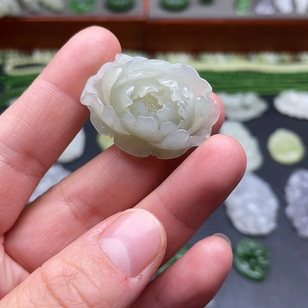 和田玉未镶嵌颈饰牡丹花吊坠