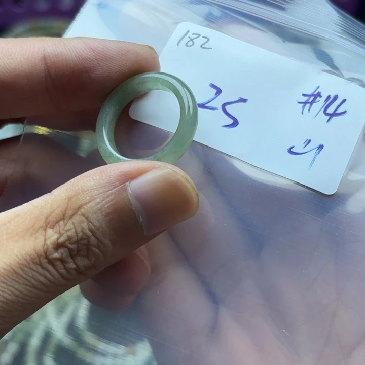 颈饰未镶嵌翡翠戒指