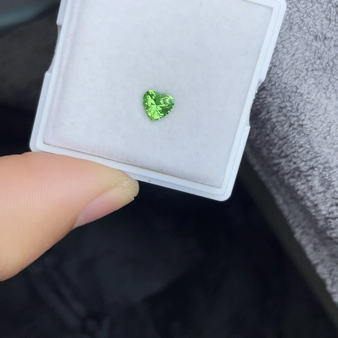 未镶嵌石榴石（沙弗莱）裸石0.81Ct。