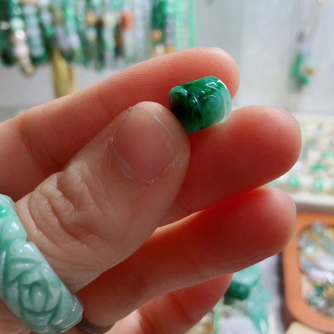 翡翠未镶嵌颈饰13卡8