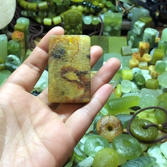 未镶嵌岫玉吊坠岫