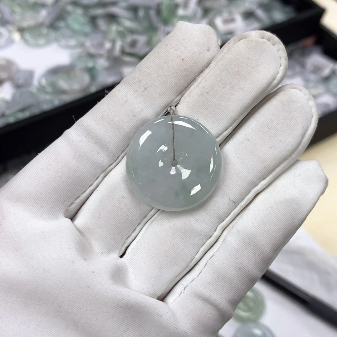 翡翠颈饰未镶嵌平安扣