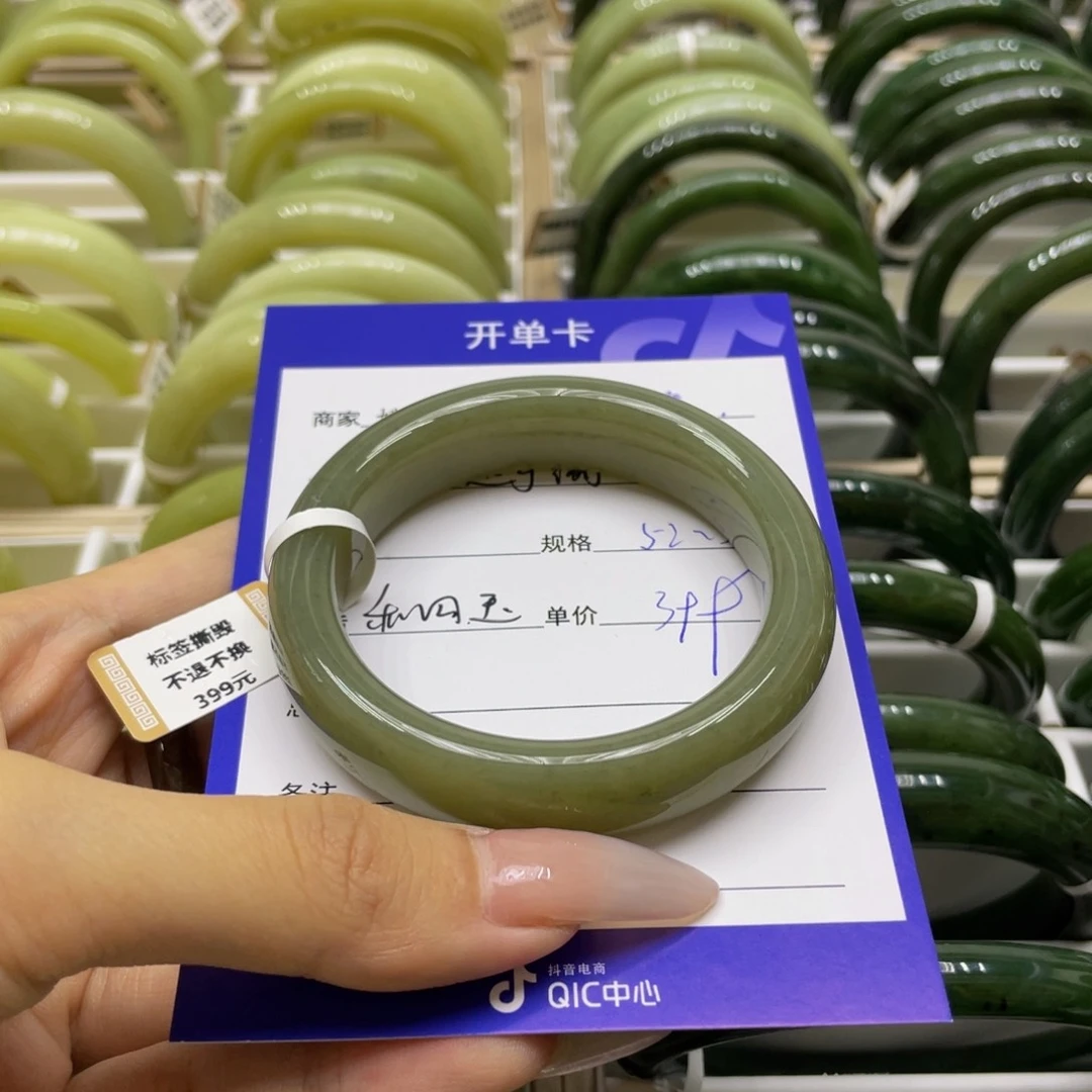 未镶嵌手镯和田玉荏**¥