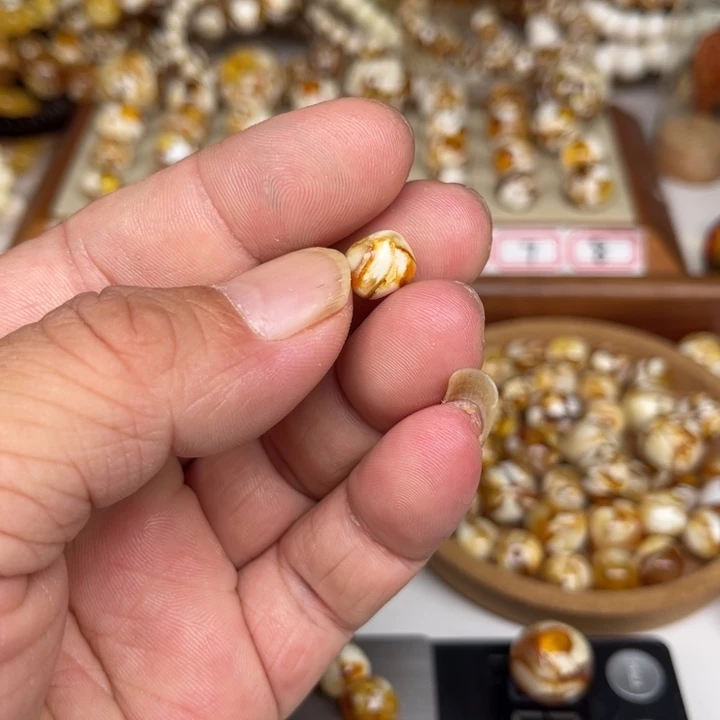 未镶嵌琥珀裸石八*香61号