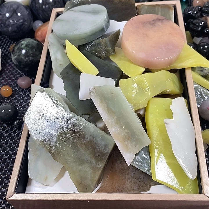 和田玉（糖玉）未镶嵌颈饰赤*