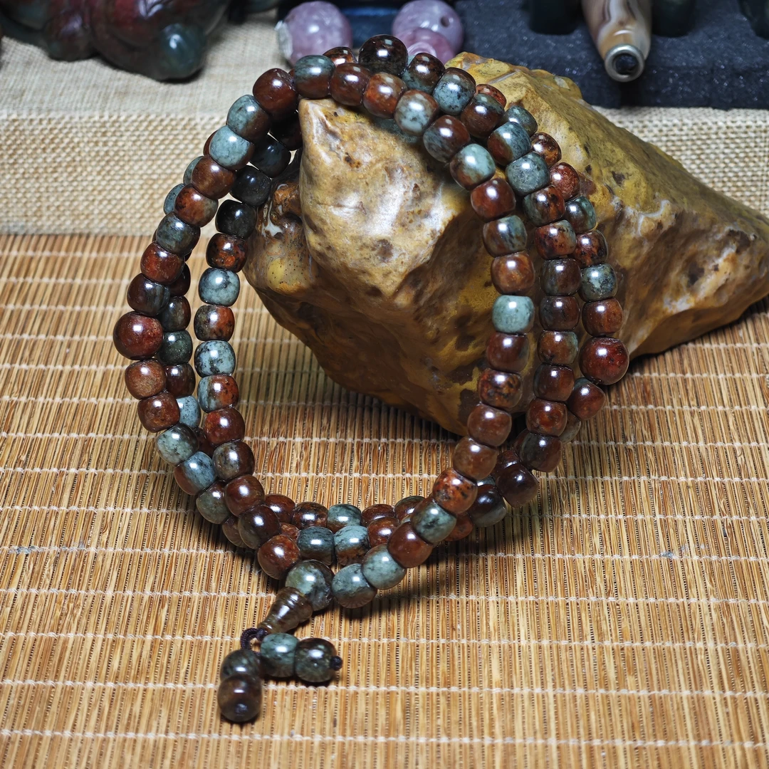 天然河磨玉火燎皮析木绿半皮半肉老型108，尺寸7*8毫米(出河磨证)