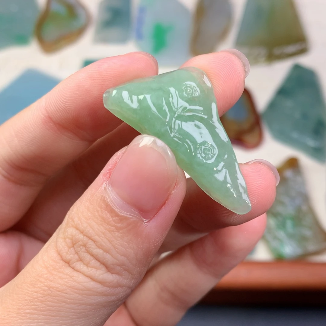 翡翠未镶嵌颈饰好