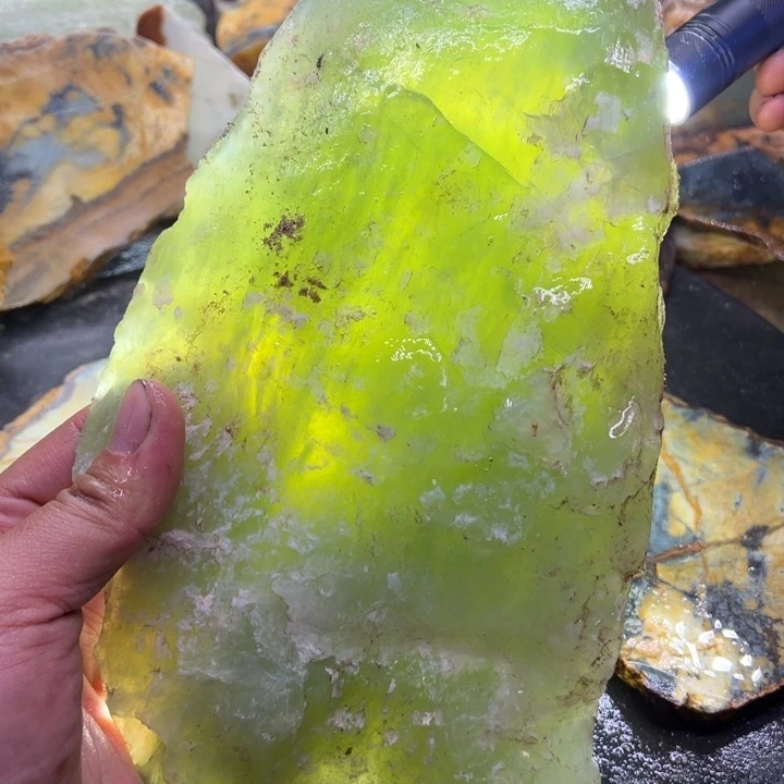 未镶嵌蛇纹石玉珠宝奇石