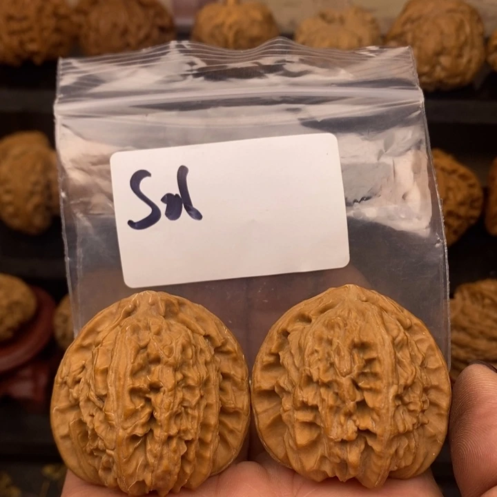 文玩核桃吊坠三角白