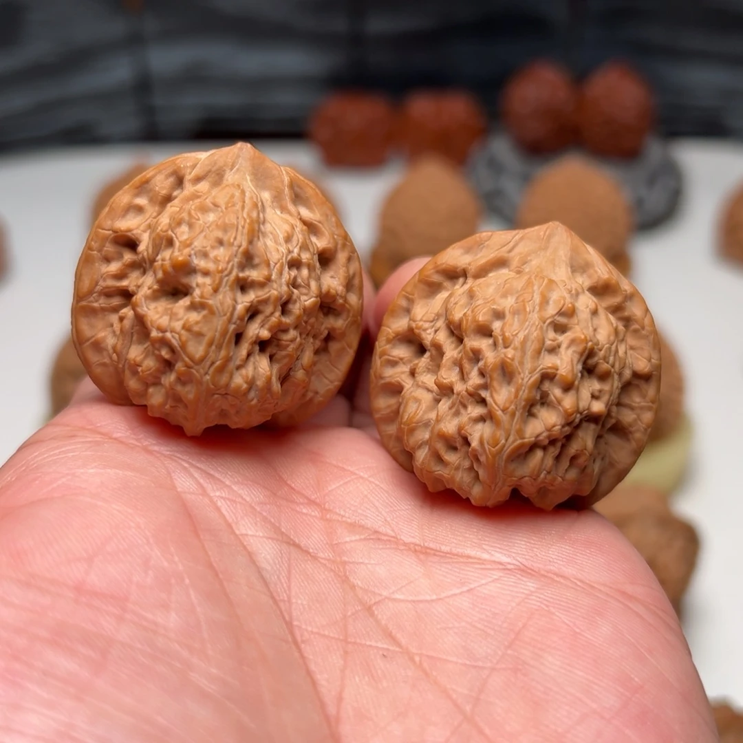 文玩核桃把件38野生金三角