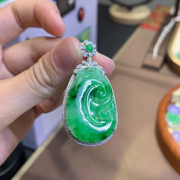 翡翠18K金镶嵌颈饰翡翠